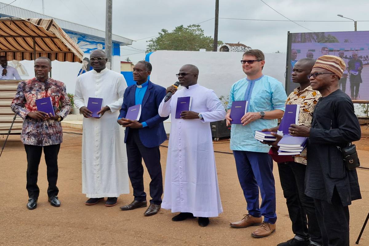 Representatives of several Christian denominations receiving a copy of the Gbadi New Testament in Côte d'Ivoire.
